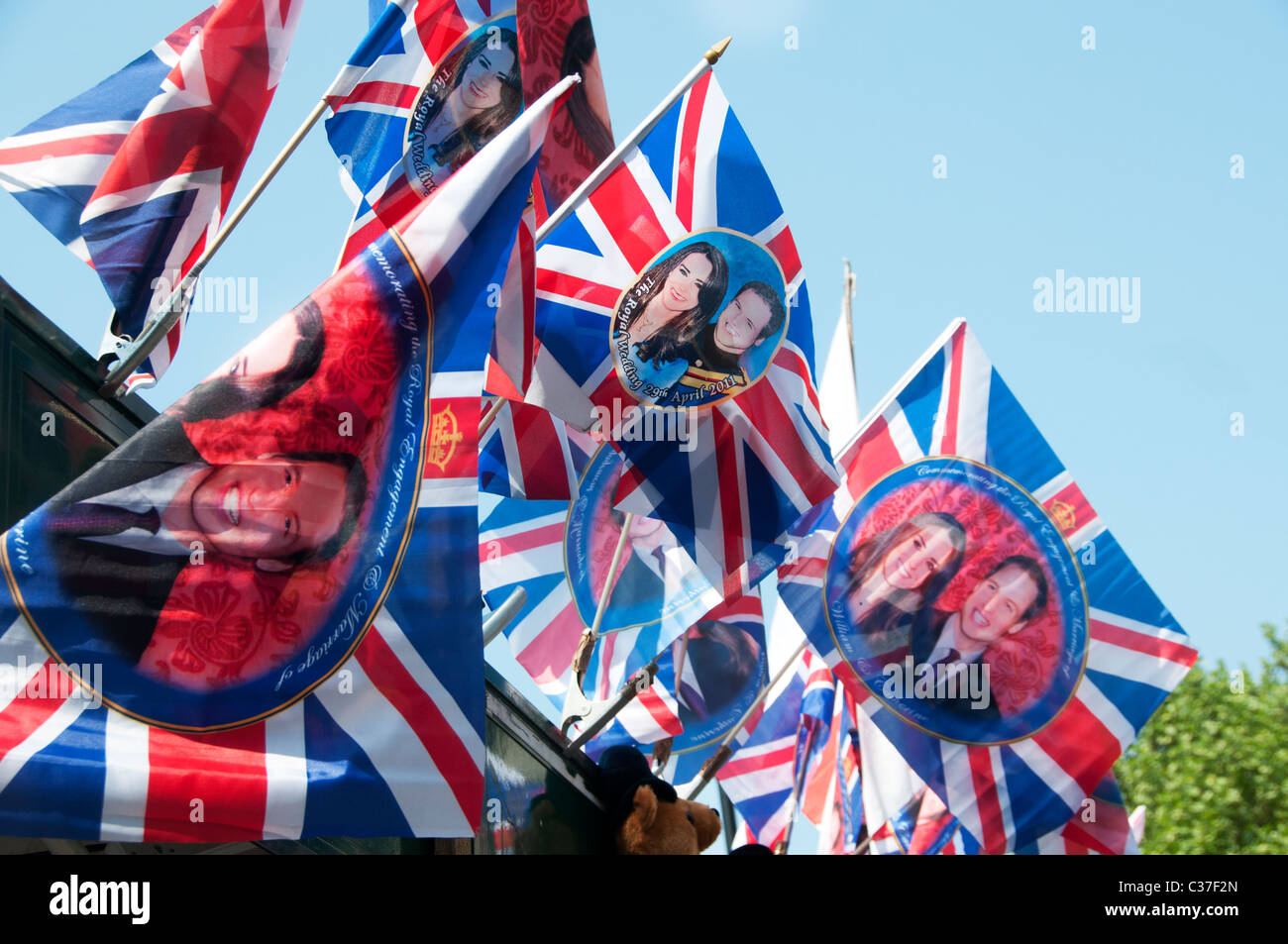 London, April 2011. Tourist-Kiosk mit Union Jacks anlässlich der königlichen Hochzeit Stockfoto