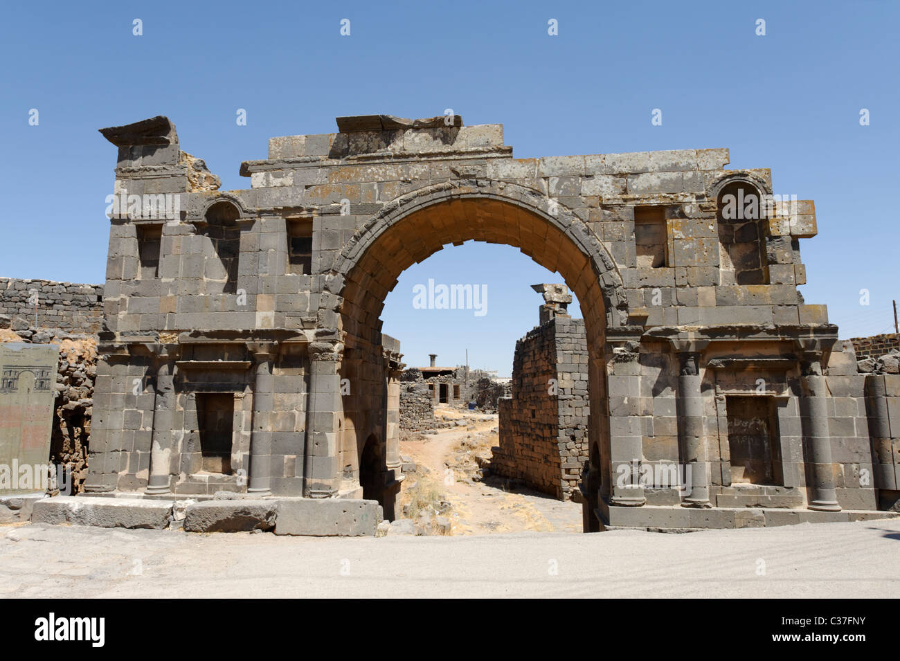 Bosra. Syrien. Blick auf das zweite Jahrhundert n. Chr. nabatäischen Bogen und Tor führte zu einem Kolonnaden Temenos der Nabatäer Tempel. Stockfoto