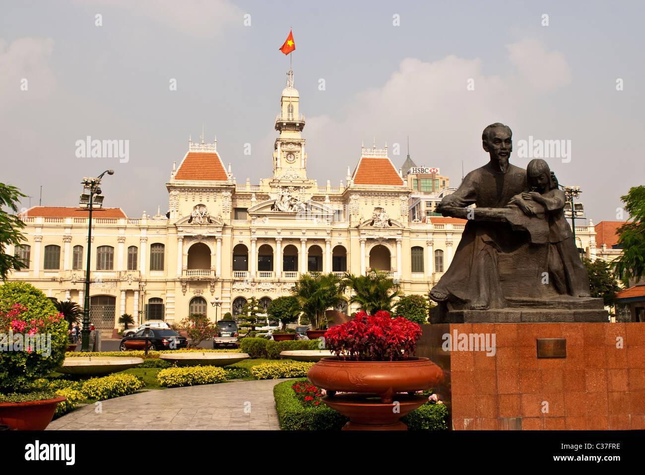 Statue von Ho Chi Minh vor das Volk Ausschuss Bau, Nguyen Hue St, Dong Khoi, Saigon, Vietnam Stockfoto