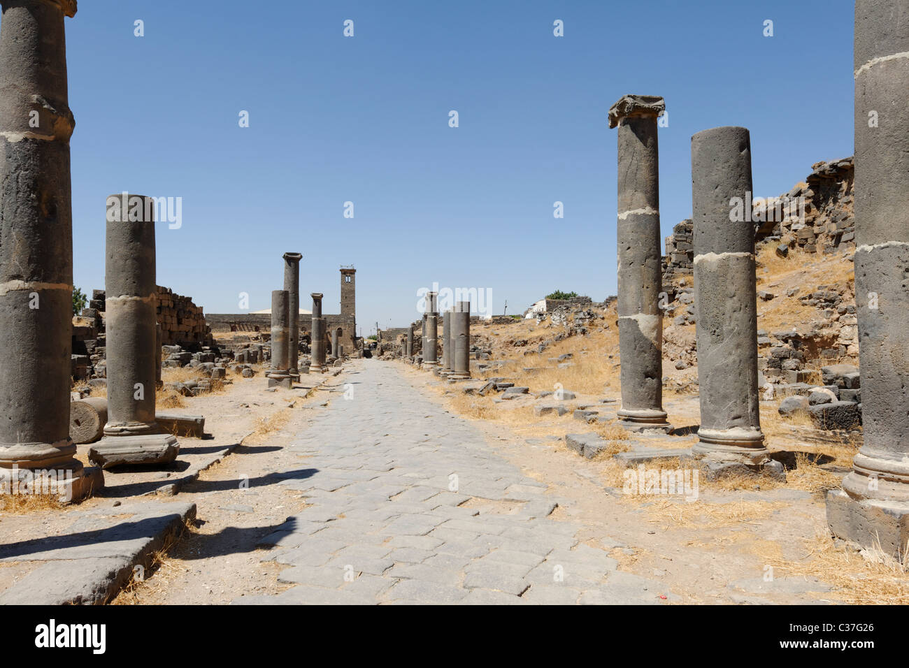 Bosra. Syrien. Blick entlang der Nord-Süd-Cardo mit seinen gepflasterten Oberfläche und ausgekleidet mit parallelen Zeile der Spalten. Stockfoto