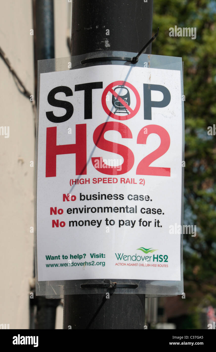 Anti-High Speed 2 (HS2 vorgeschlagen Eisenbahn) Plakat auf einem Pfosten (im Mai 2011) in Wendover, Buckinghamshire, England. Stockfoto