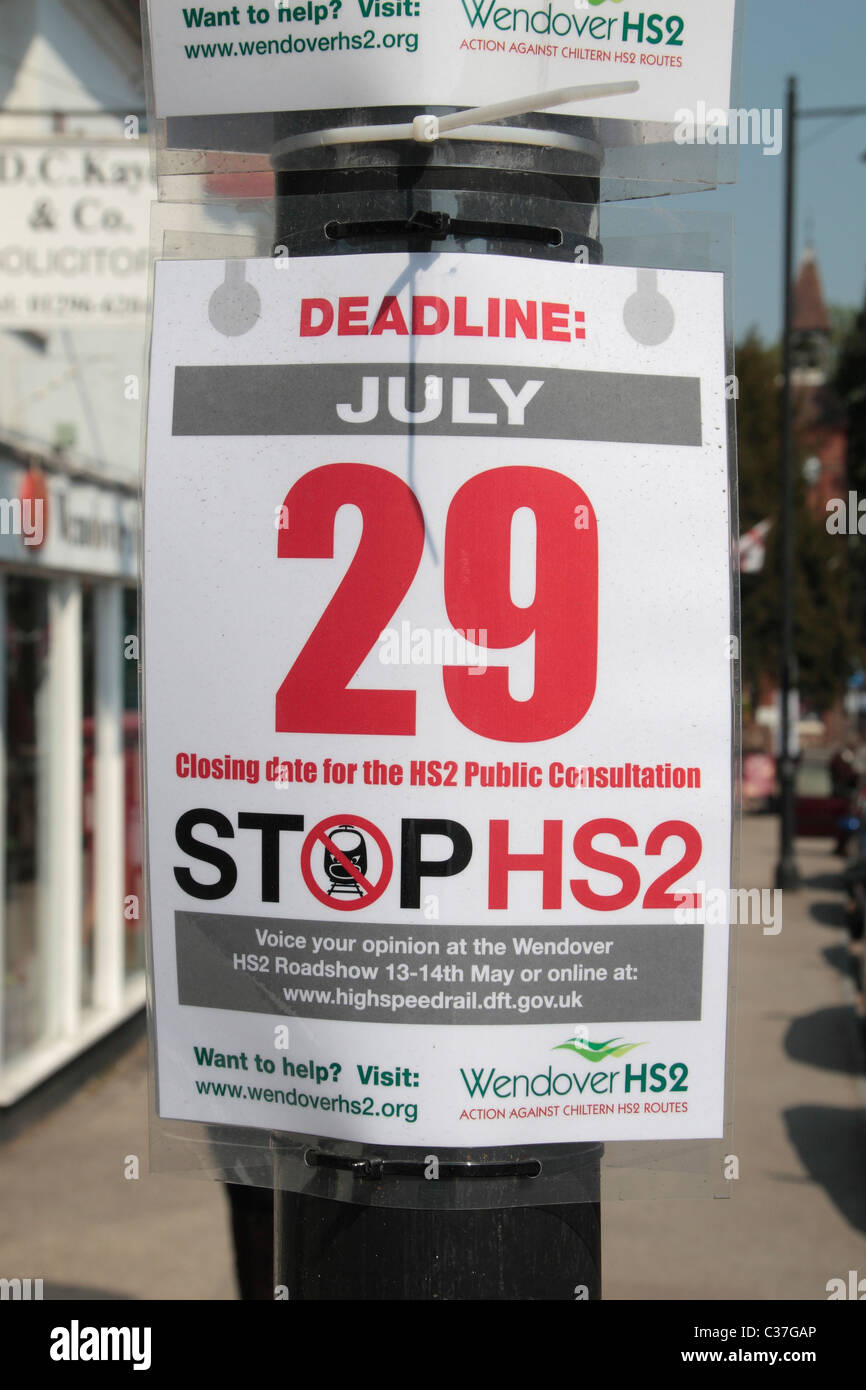Anti-High Speed 2 (HS2 vorgeschlagen Eisenbahn) Poster mit öffentlichen Konsultation Stichtag in Wendover, Buckinghamshire, England. Stockfoto