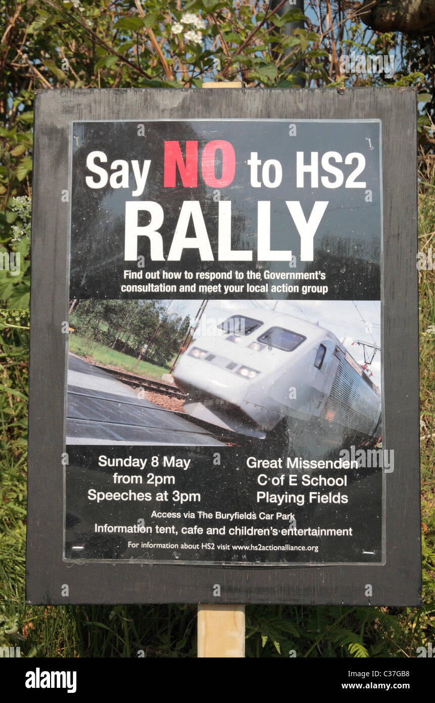 Plakat für ein Anti High Speed 2 (HS2 vorgeschlagen Eisenbahn)-Rallye im Mai 2011 in der Nähe von Great Missenden, Buckinghamshire, England. Stockfoto