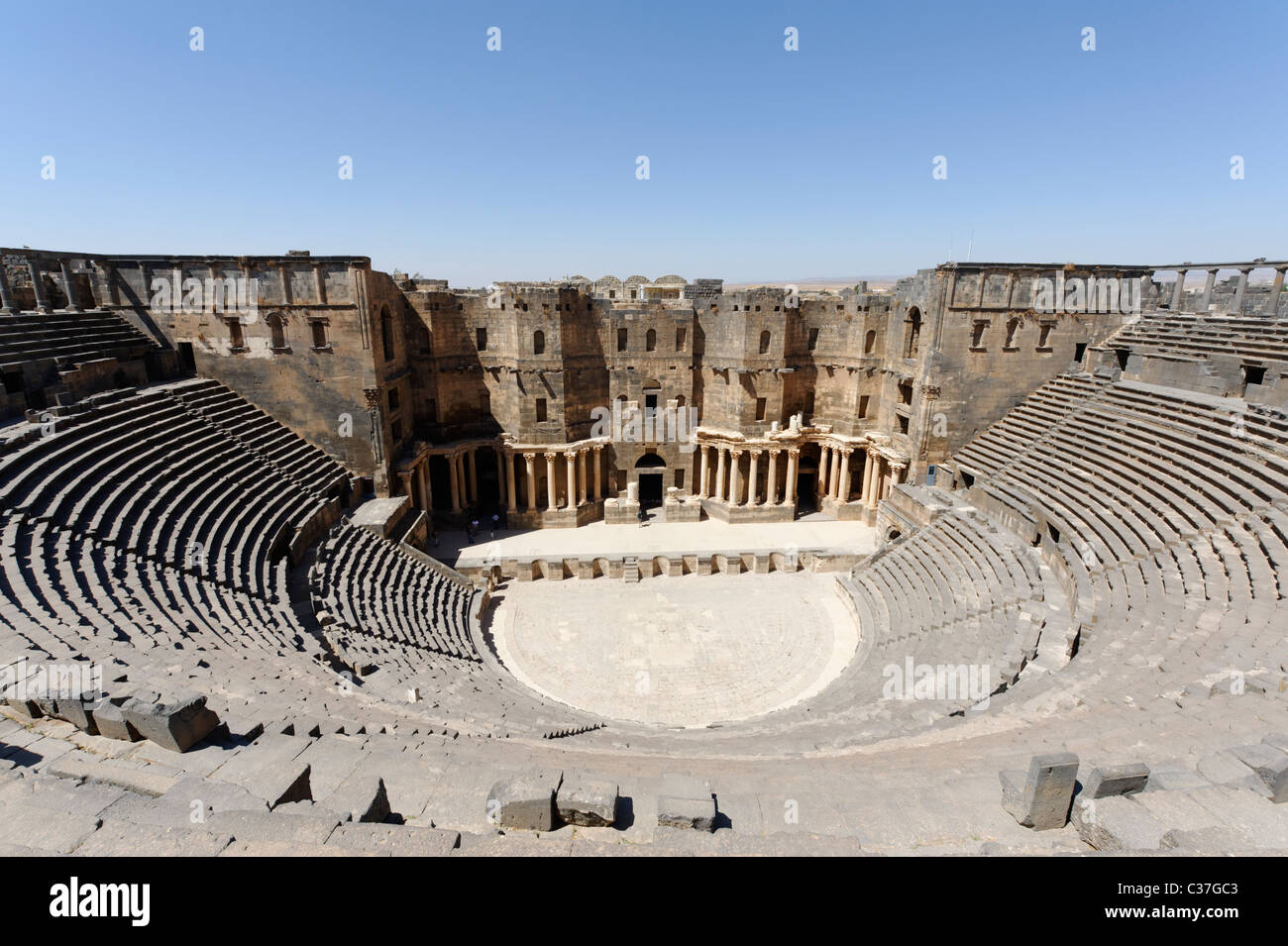 Das römische Theater in Bosra Syrien, das eines der größten und am besten erhaltenen Theater im Mittelmeer ist. Stockfoto