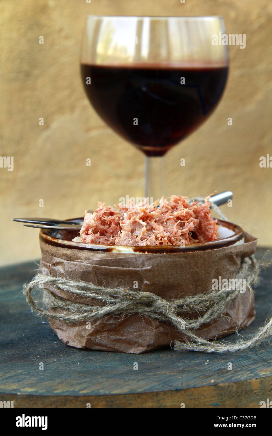 Pastete von Entenfleisch Rillettes de Canard mit einem Glas Wein Stockfoto