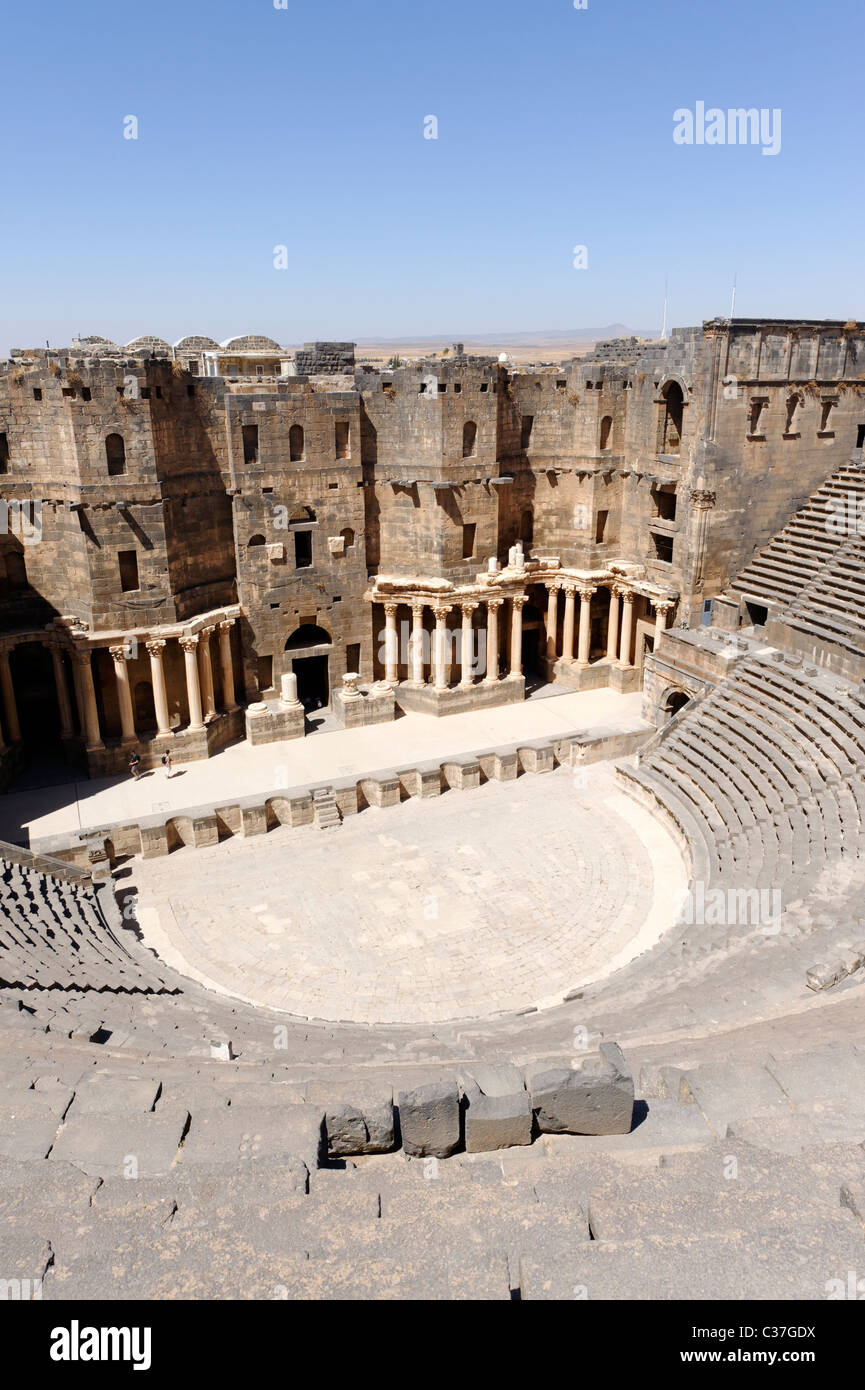 Das römische Theater in Bosra Syrien, das eines der größten und am besten erhaltenen Theater im Mittelmeer ist. Stockfoto