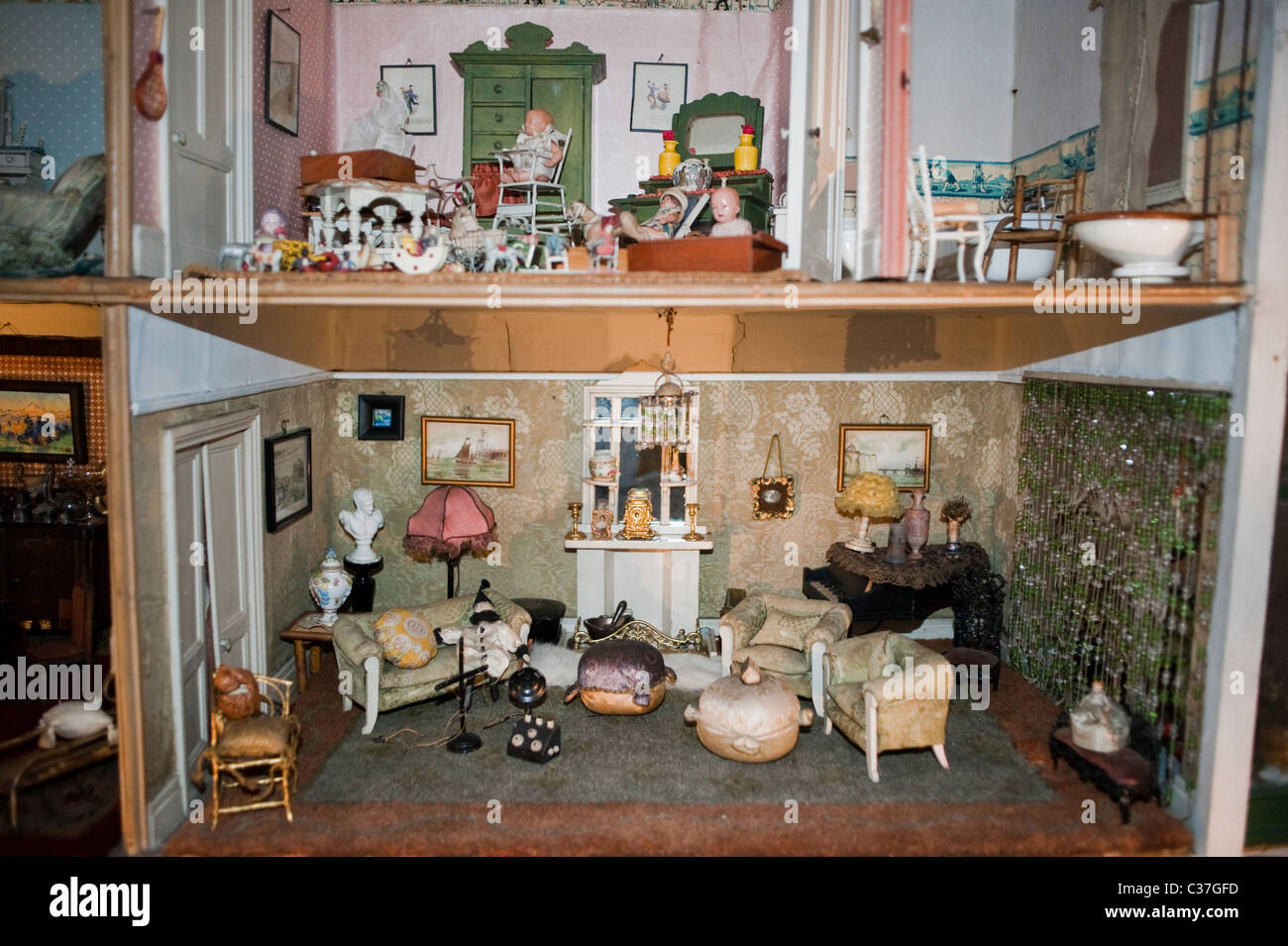 London, Großbritannien, Antique Victorian Doll House, ausgestellt im  'London Toy & Model Museum', '3 Devonshire Villas', altmodisches  Vintage-Spielzeug Stockfotografie
