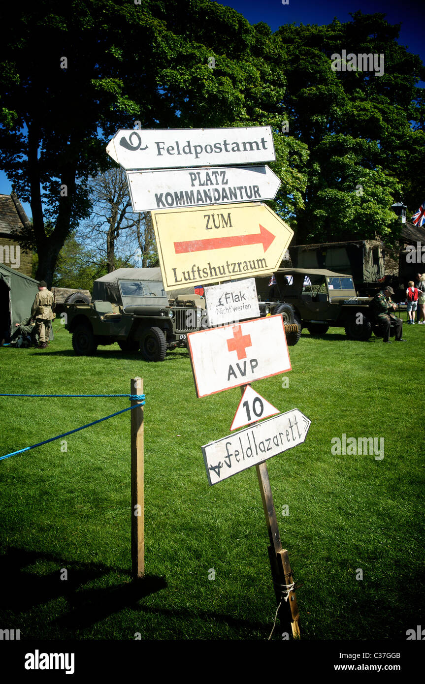 Veranstaltung der Nachstellung der Gesellschaft im Zweiten Weltkrieg in Hoghton Towers, Lancashire. Schild für deutschen Feldbefehl Stockfoto