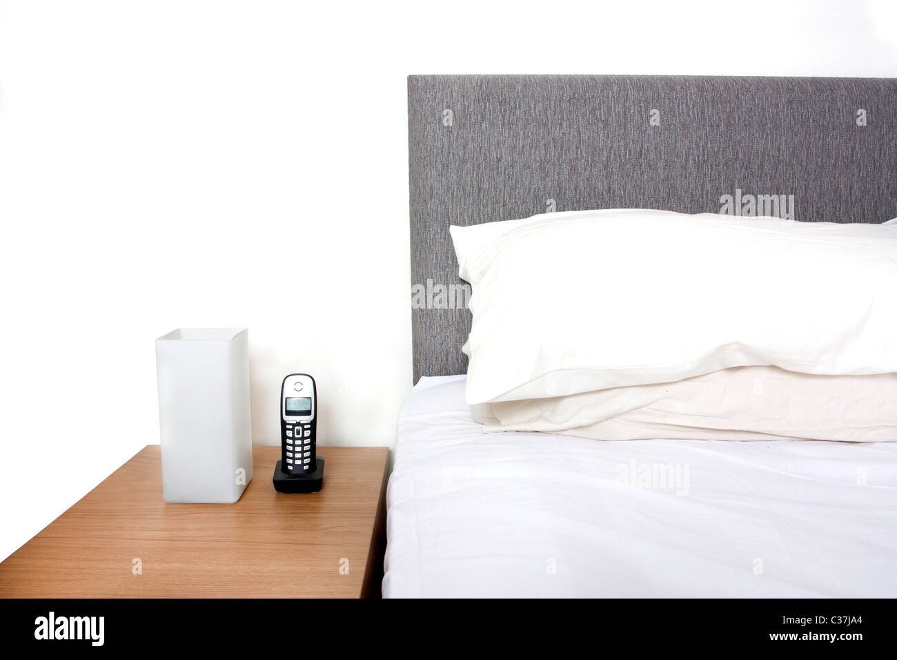 Moderne Schlafzimmer mit Nahaufnahme von Kissen, Kopfteil und Tabelle Stockfoto