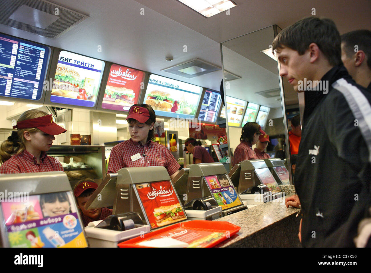 Menschen an einem Schalter in McDonalds, Minsk, Belarus Stockfoto
