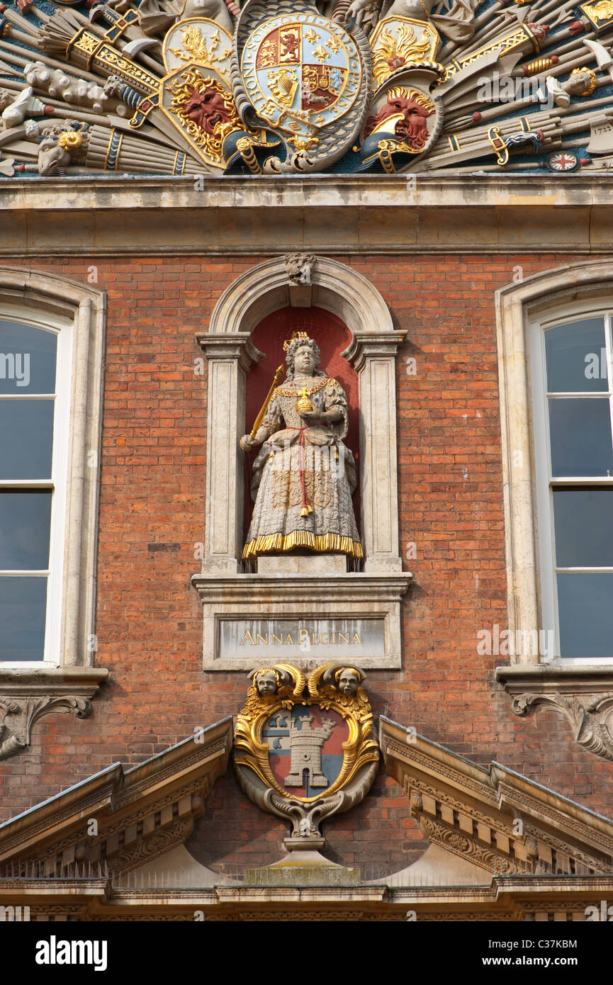 Statue von Königin Anne in die Fassade des Worcester Guildhall gesetzt Stockfoto