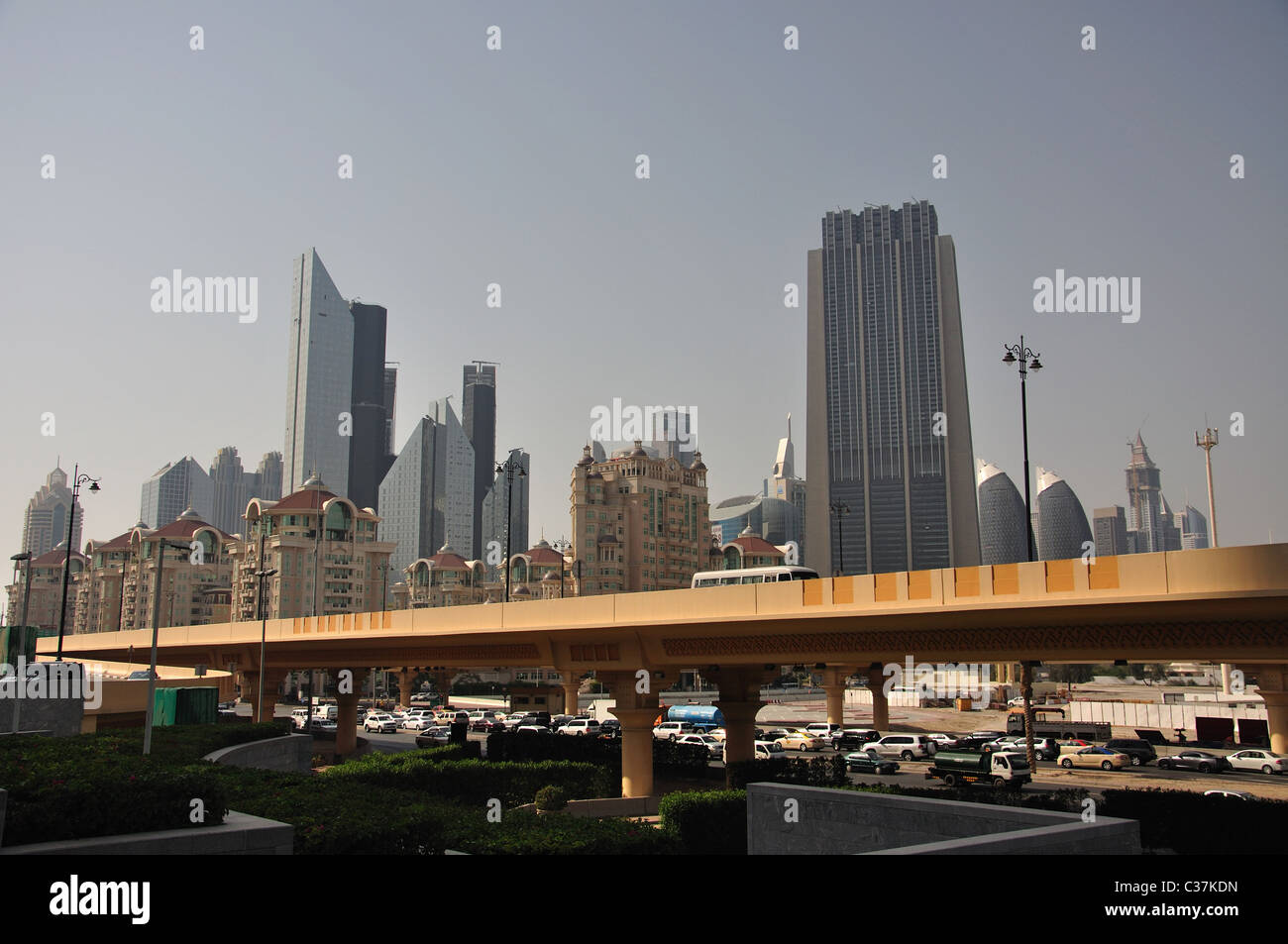 Blick auf Stadt und Doha Straße Überführung, Downtown Dubai, Shopping Center, Dubai, Vereinigte Arabische Emirate Stockfoto
