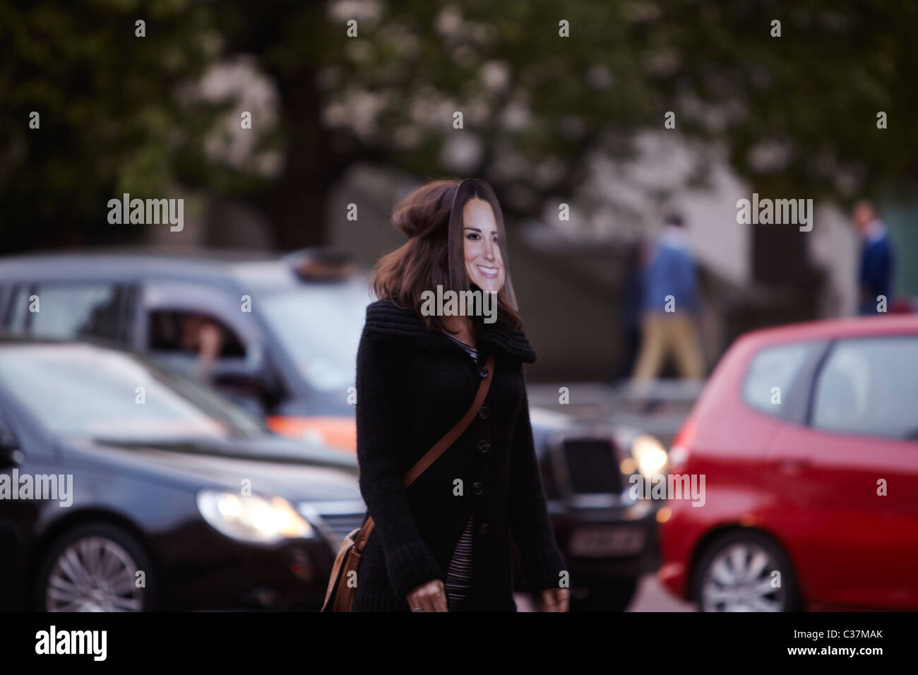 Frau winkt mit Kate Middleton Maske auf der mall Stockfoto