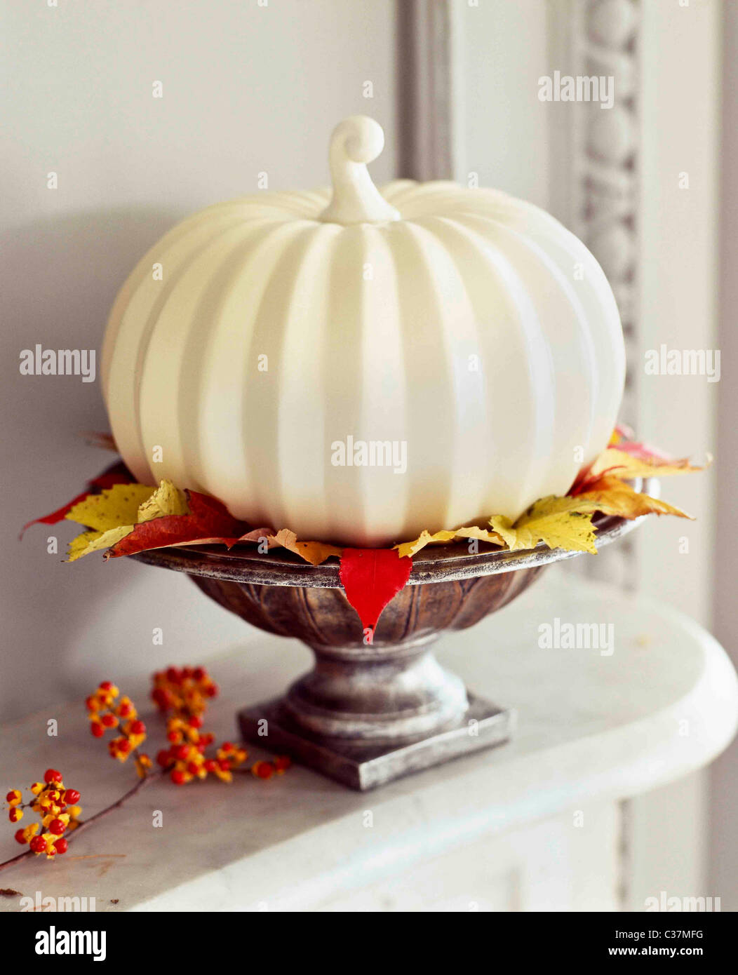Herbst-Dekorationen auf Mantel. Stockfoto