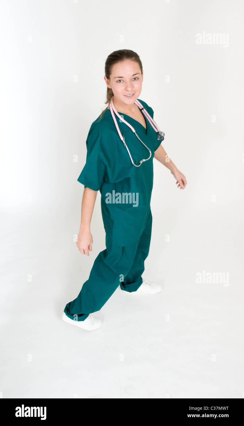 Porträt der jungen Krankenschwester in einem Schritt Stockfoto
