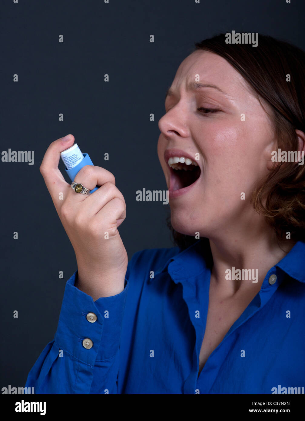 Frau, die einen Asthma-Anfall Stockfoto