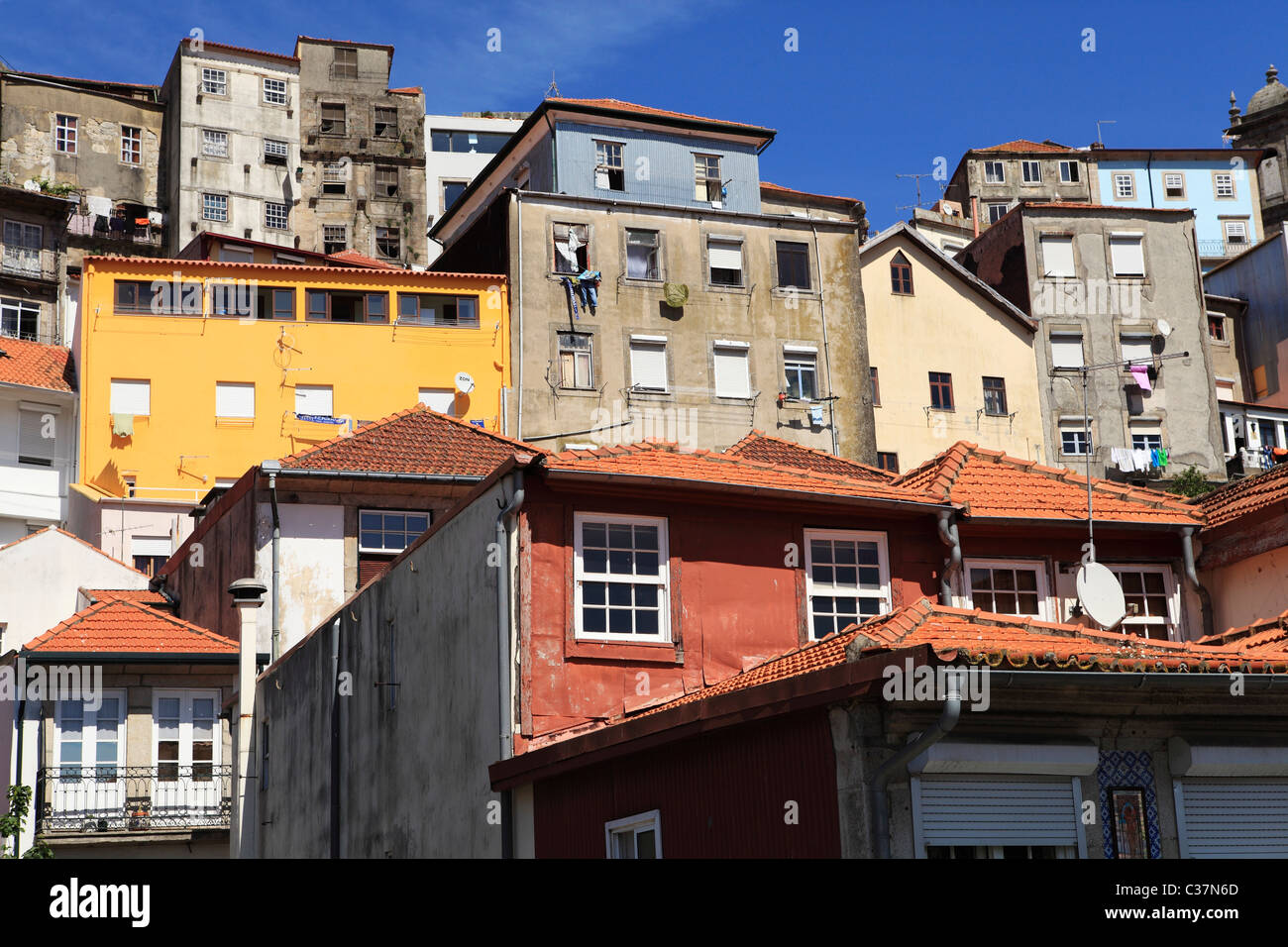 Bunte Gehäuse der Stadtteil Ribeira von zentral-Porto, Portugal. Stockfoto