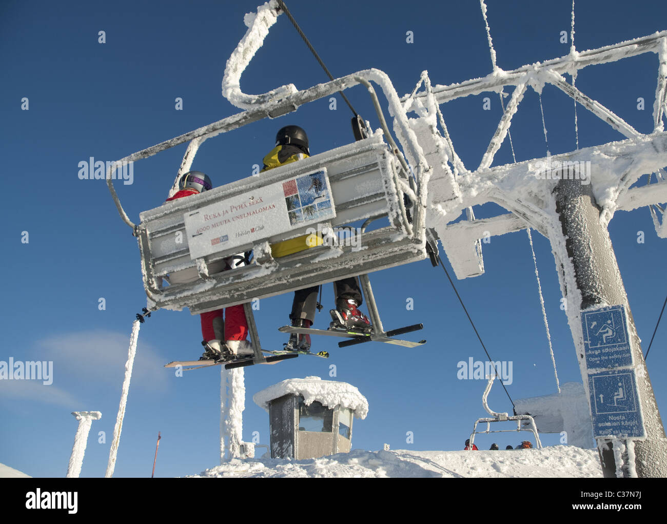 Eine Sesselbahn im nördlichen finnischen Skigebiet Ruka, Finnland Stockfoto