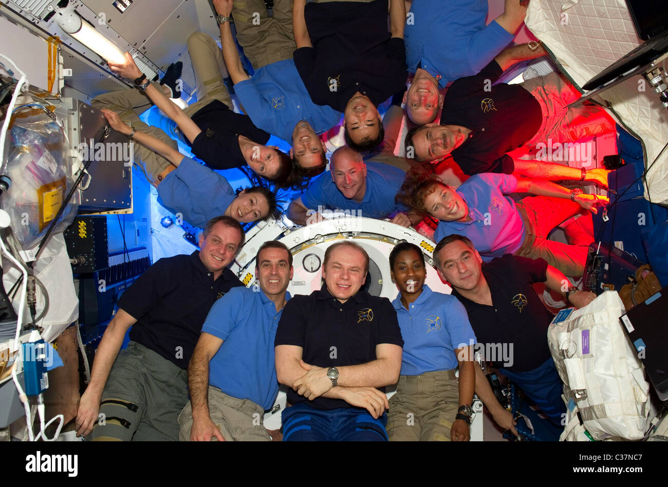 Besatzung von STS-131 und in der internationalen Raumstation ISS-Expedition 23 Stockfoto