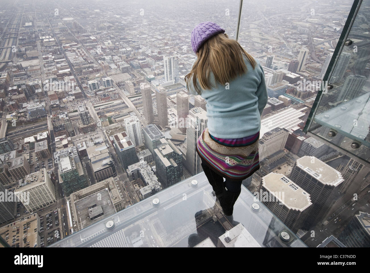 Ein junges Mädchen 400 Meter über dem Chicago. Stockfoto