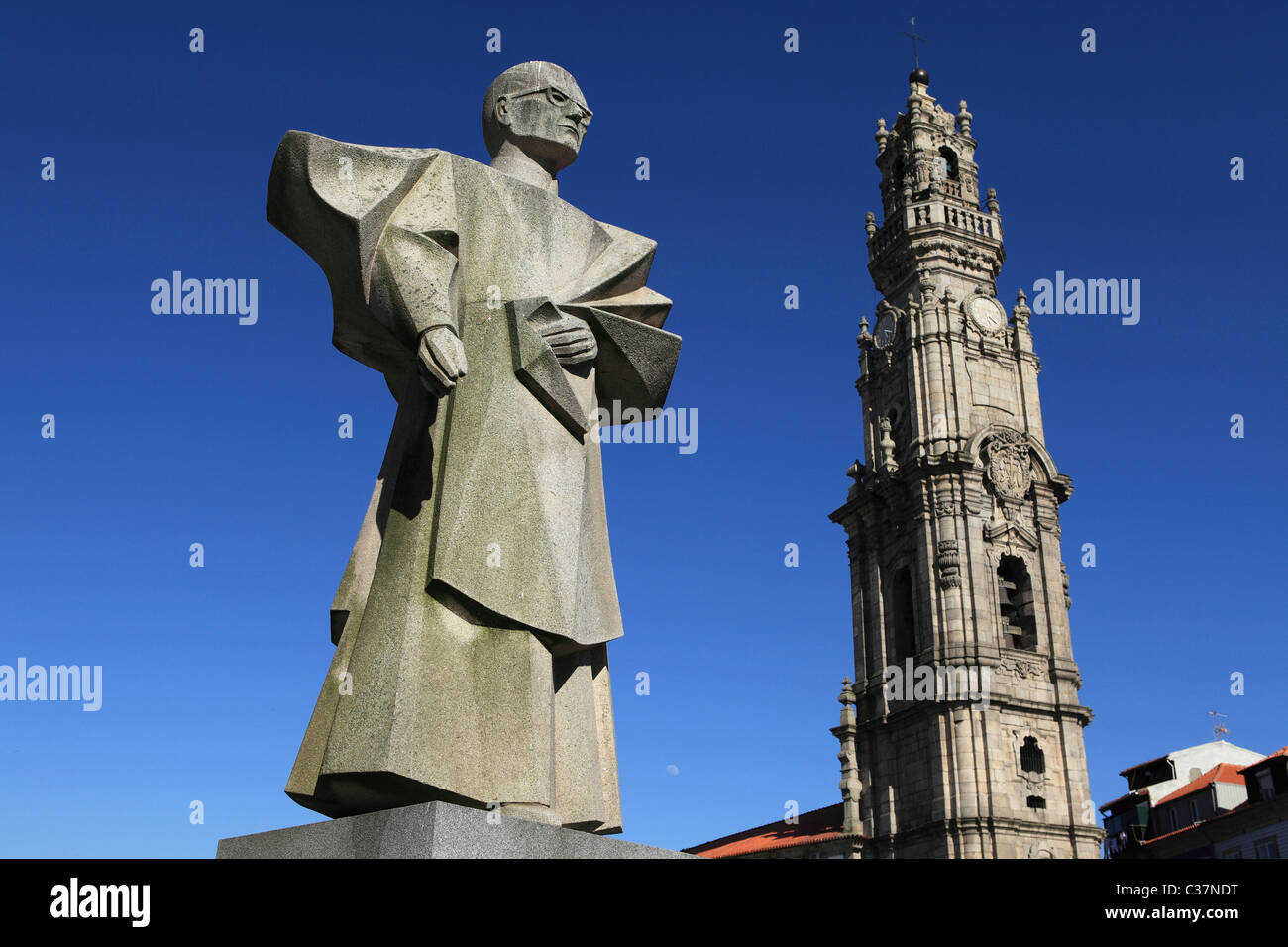 Das Denkmal für Antonio Ferreira Gomes (1906 – 1989), Bischof von Porto, am Clerigos Kirche und Turm in Porto, Portugal. Stockfoto