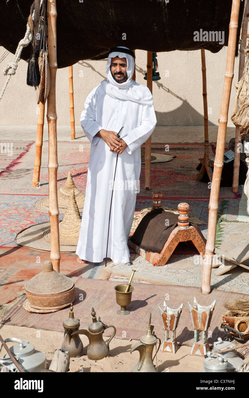 Arabische Mann mit Souvenirs in Dubai Vereinigte Arabische Emirate Stockfoto