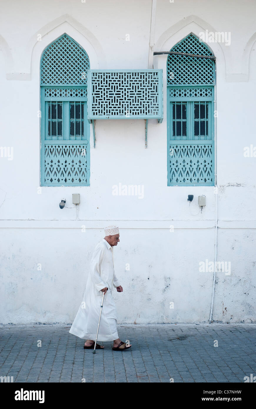 Alter Mann auf der Straße in Muscat oman Stockfoto
