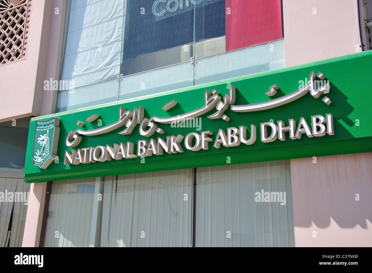 National Bank of Abu Dhabi, Jumeirah Road, Jumeirah, Dubai, Vereinigte Arabische Emirate Stockfoto