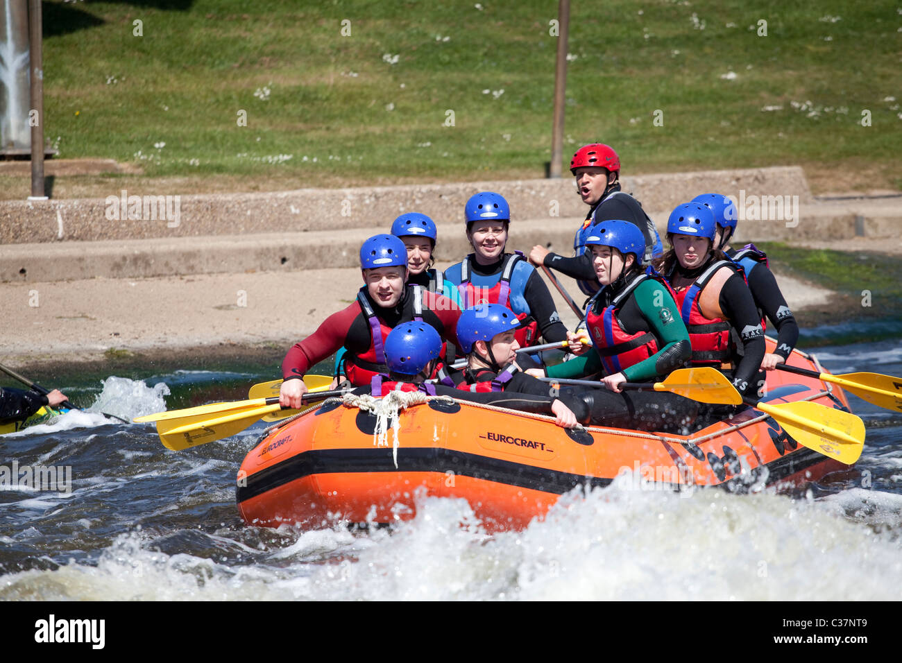 Wildwasser-rafting am nationalen Zentrum für Wassersport, Holme Pierrepoint, Nottingham England UK Stockfoto