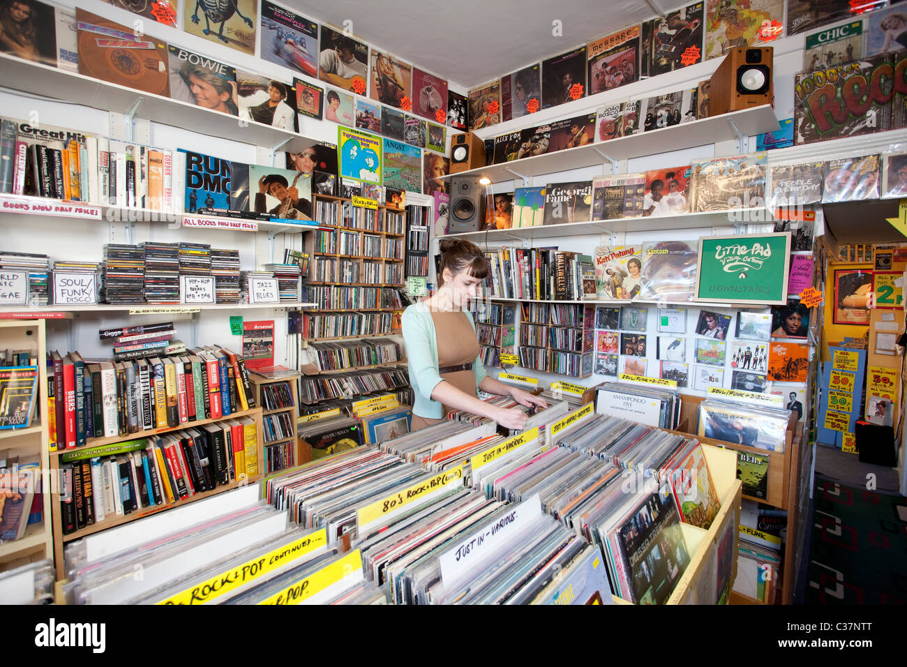 Lucky Seven Plattenladen über wenig Pad Vintage Kleidung und Haushaltswaren, Stoke Newington Street, London. Stockfoto