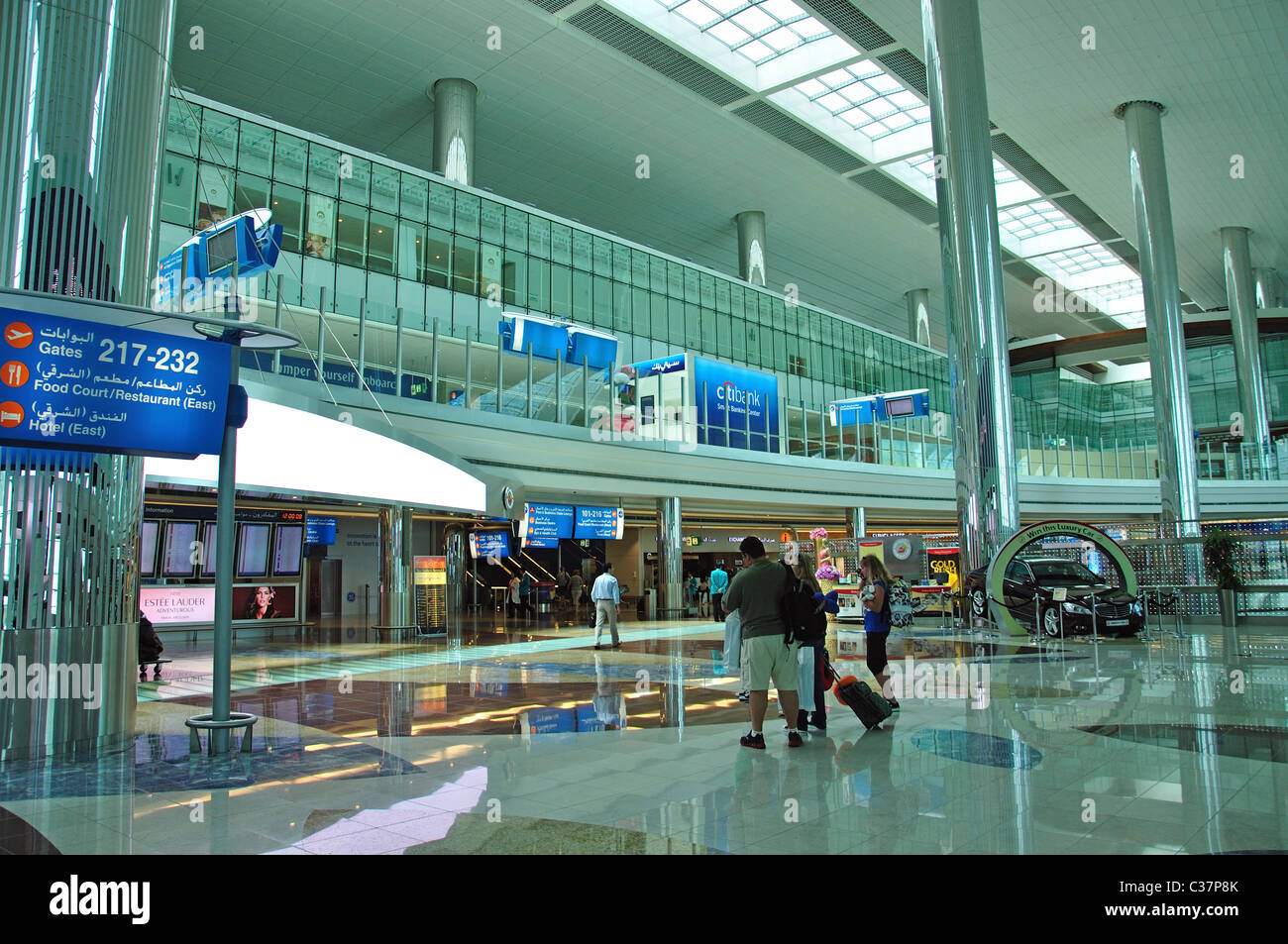Terminal 3-Abflug-Lounge, Dubai International Airport, Al Garhoud, Dubai, Vereinigte Arabische Emirate Stockfoto