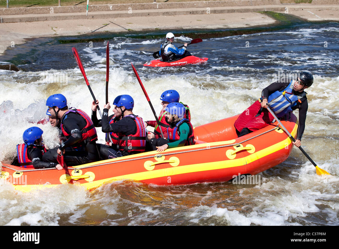 Wildwasser-rafting am nationalen Zentrum für Wassersport, Holme Pierrepoint, Nottingham England UK Stockfoto