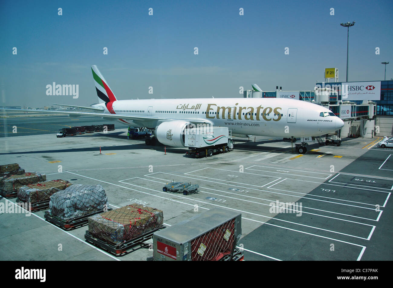 Emirates-Flugzeugen am Tor, Dubai International Airport, Al Garhoud, Dubai, Vereinigte Arabische Emirate Stockfoto