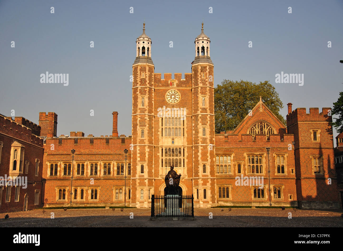 Lupton der Turm bei Sonnenuntergang, Schulhof, Eton College in Eton, Berkshire, England, Vereinigtes Königreich Stockfoto