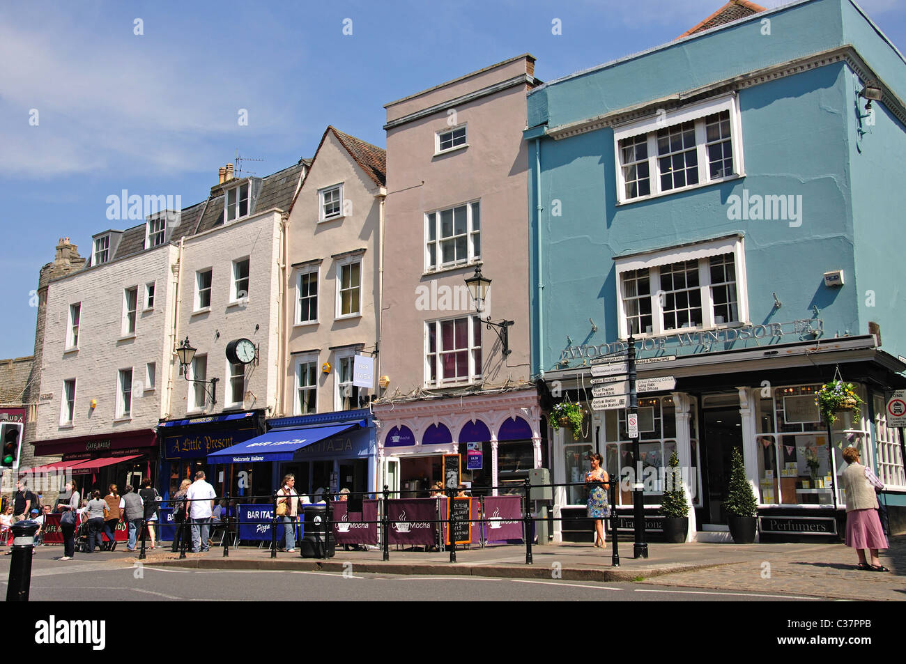 Restaurants im Freien, High Street, Windsor, Berkshire, England, Vereinigtes Königreich Stockfoto