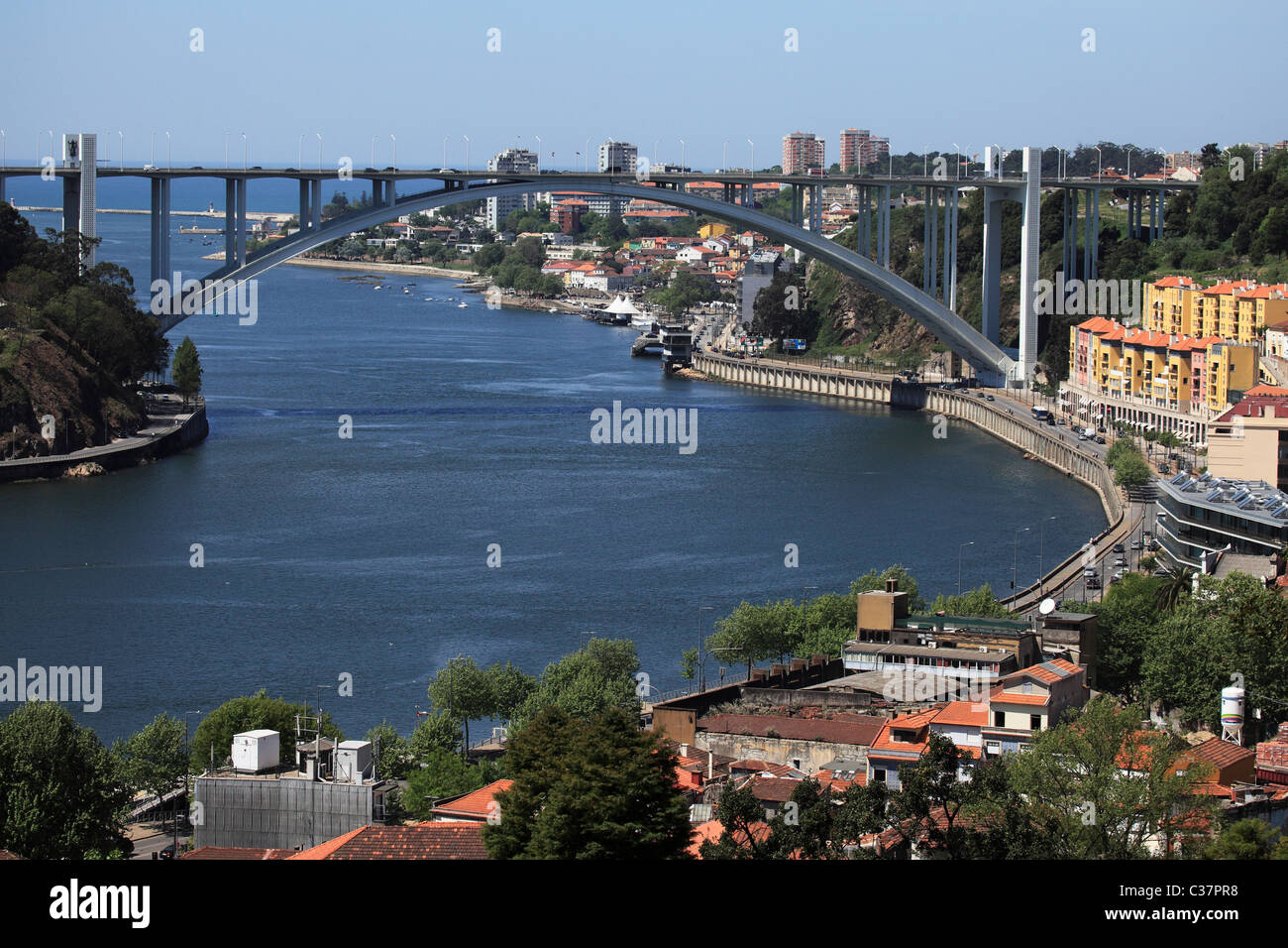 Die Arrabida Brücke (Ponte de Arrabida) erstreckt sich über den Fluss Douro bei Porto, Portugal. Stockfoto