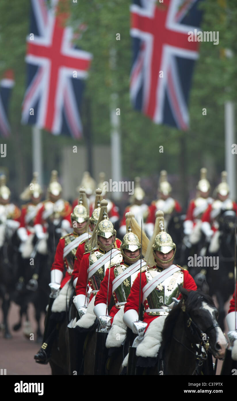 Kate und William fahren eine Kutsche von Westminster Abbey zum Buckingham Palace nach der Heirat Stockfoto