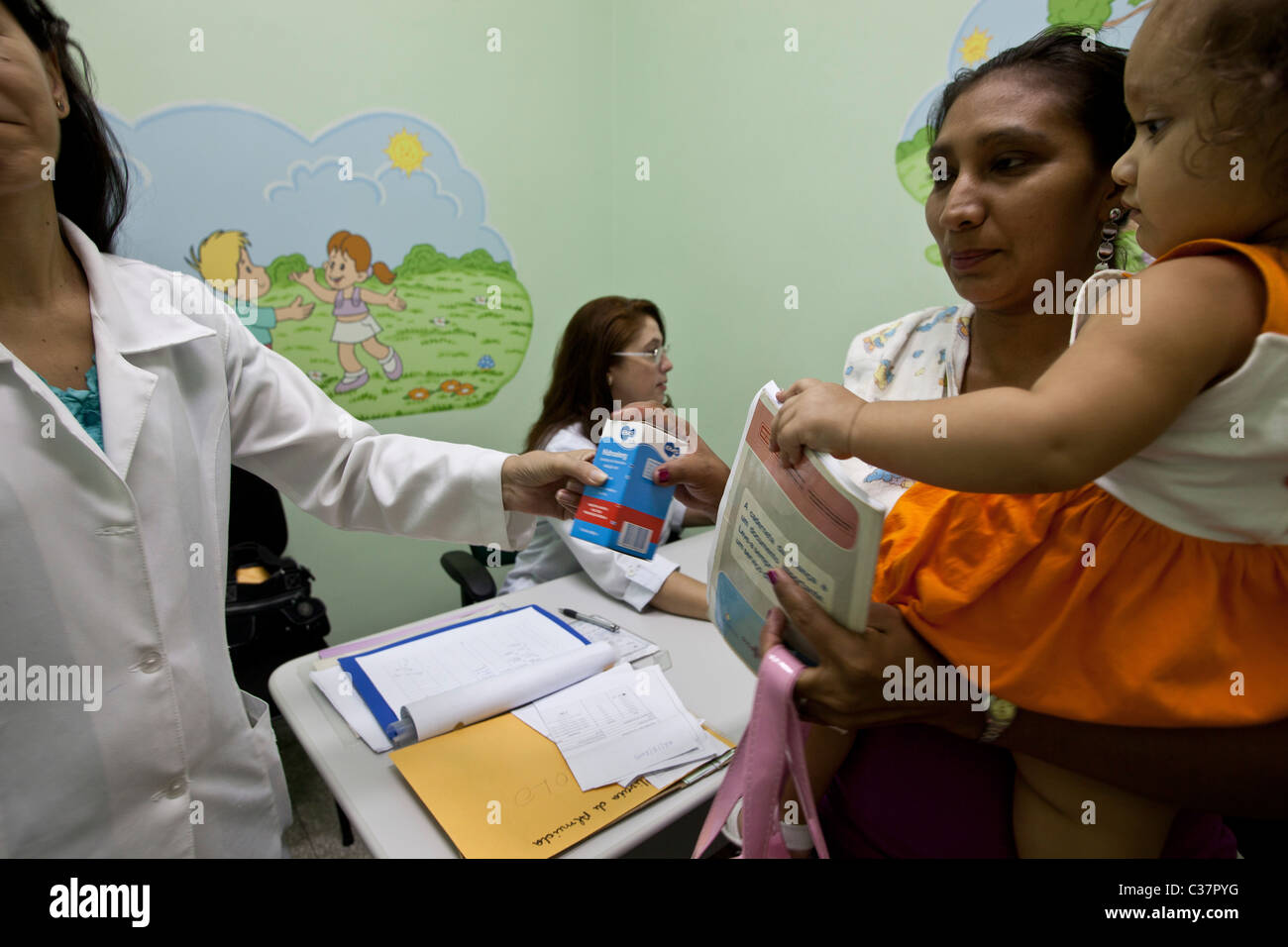 3 Jahre altes Kind, die Gesundheitsversorgung, Besuch Pädiatrie und Medizin erhalten. Manaus, Bundesstaat Amazonas, Brasilien. Stockfoto