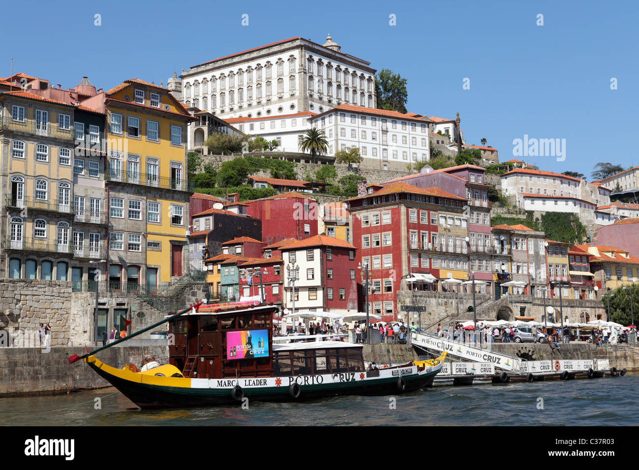 Eine Kreuzfahrt-Schiff dockt von am Fluss Ribeira Bezirk von Porto, Portugal. Stockfoto