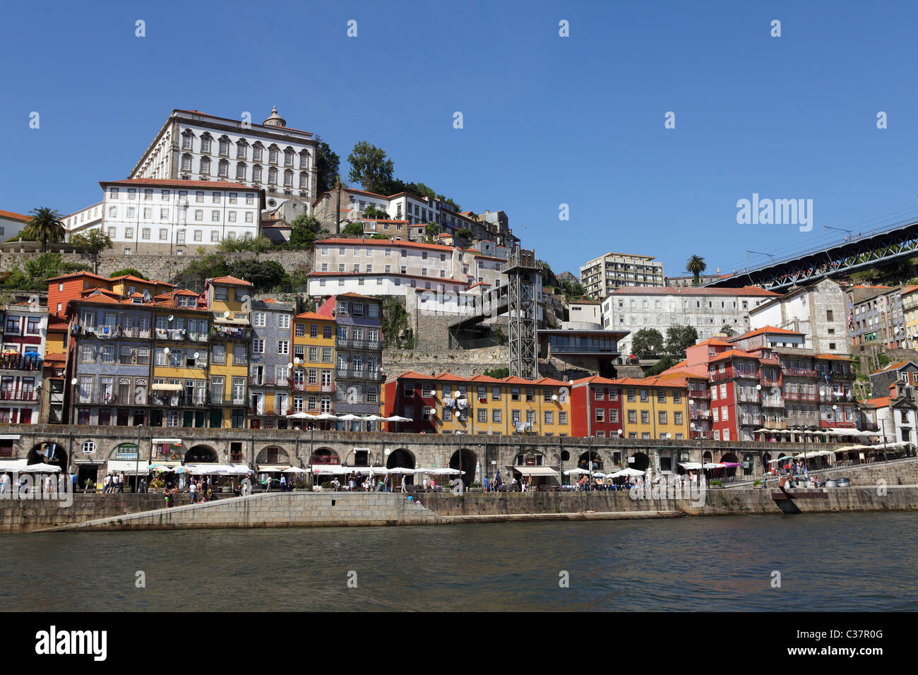 Das am Fluss Ribeira-Viertel von Porto, Portugal. Stockfoto