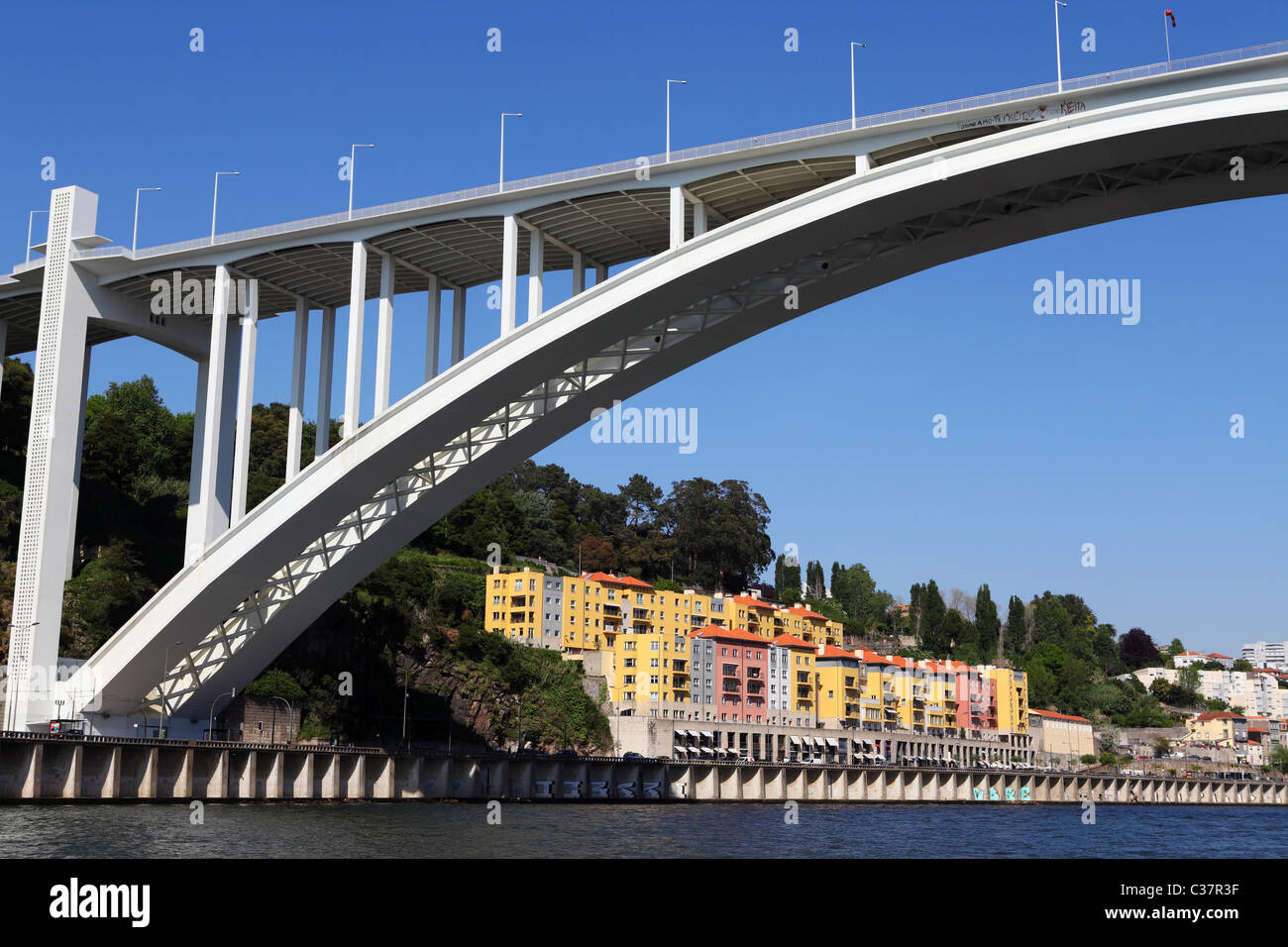 Die Arrabida Brücke (Ponte de Arrabida) erstreckt sich über den Fluss Douro zwischen Porto und Vila Nova De Gaia in Portugal. Stockfoto