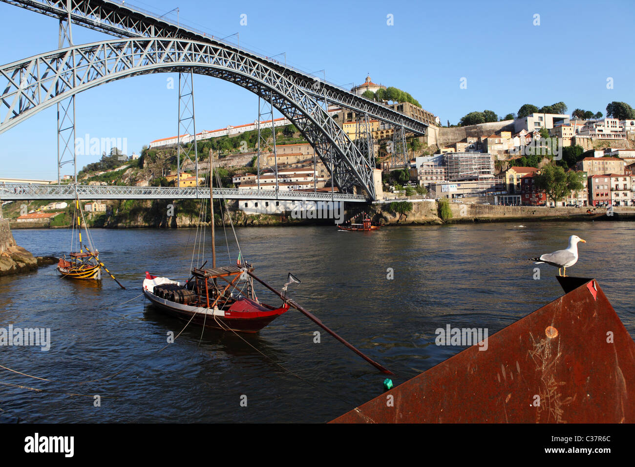 Rabelo Boote schweben auf dem Douro unter König Luis ich Brücke in Porto, Portugal. Stockfoto