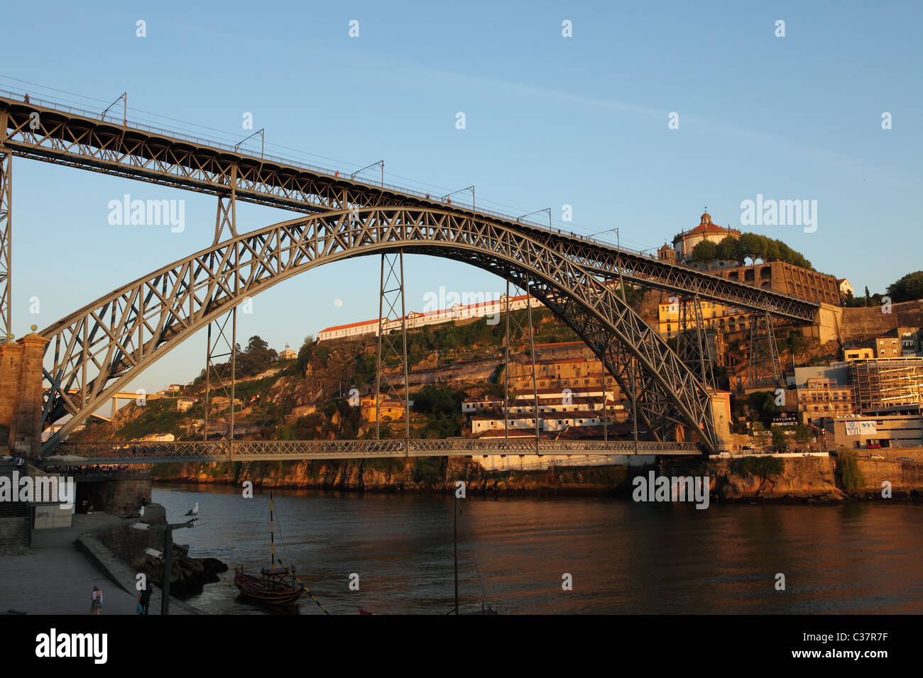 Dämmerung im König Luis ich Brücke überspannt den Fluss Douro zwischen Porto und Vila Nova De Gaia in Portugal. Stockfoto