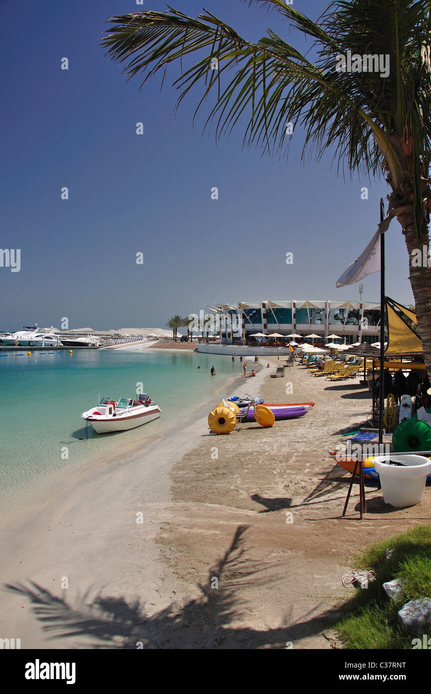 Strand Blick und Boot Marina, Jumeirah Beach Hotel, Jumeirah, Dubai, Vereinigte Arabische Emirate Stockfoto