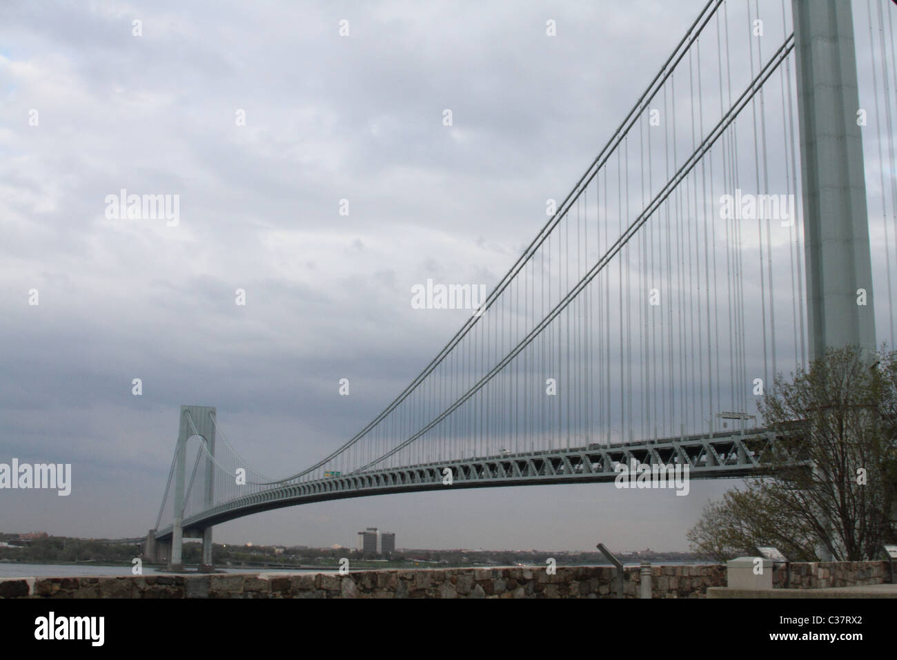 Aussicht auf die Verrazano Bridge am späten Nachmittag in New York City Stockfoto