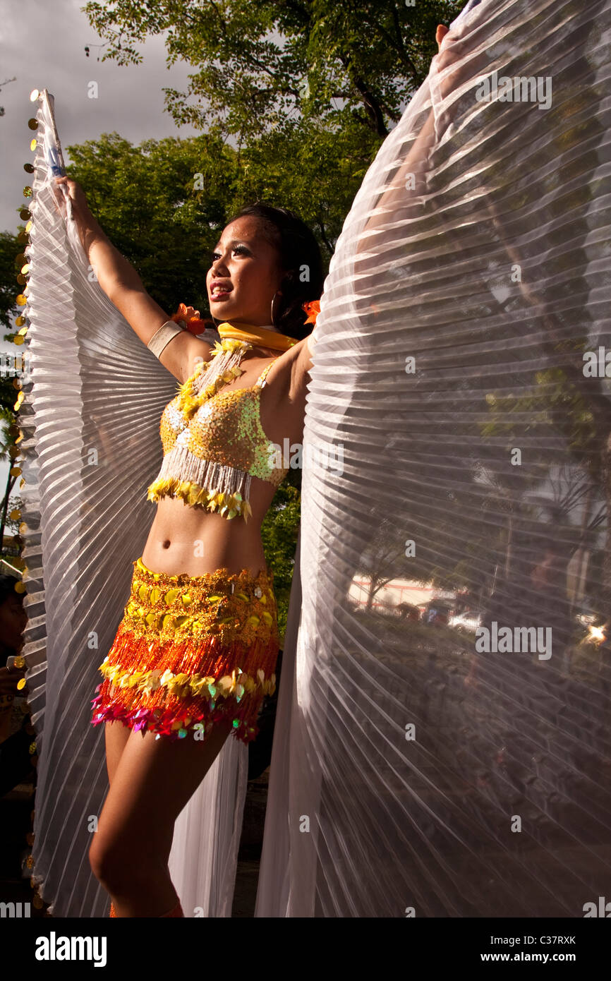 Eine Dame Filipina Straße Tänzerin biegt ihre Stoff-Flügel. Stockfoto