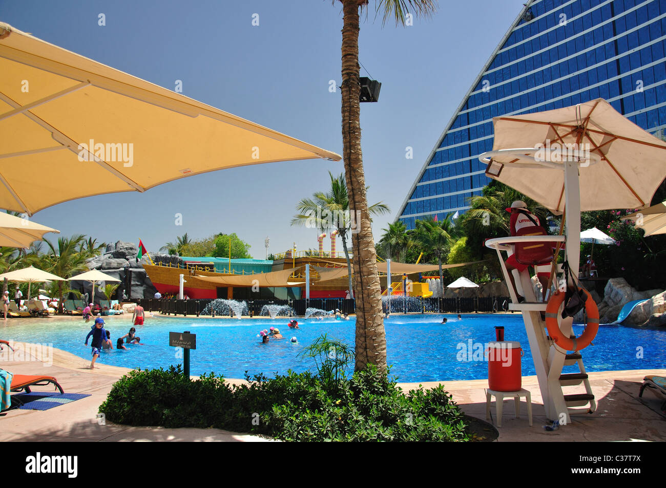 Familie Schwimmbad, Jumeirah Beach Hotel, Jumeirah, Dubai, Vereinigte Arabische Emirate Stockfoto