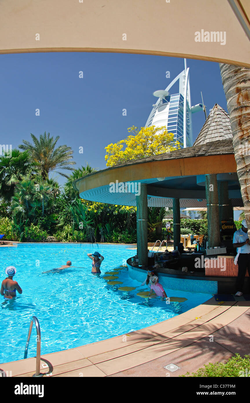 Swimmingpool des Hotels Jumeirah Beach Hotel, Jumeirah, Dubai, Vereinigte Arabische Emirate Stockfoto
