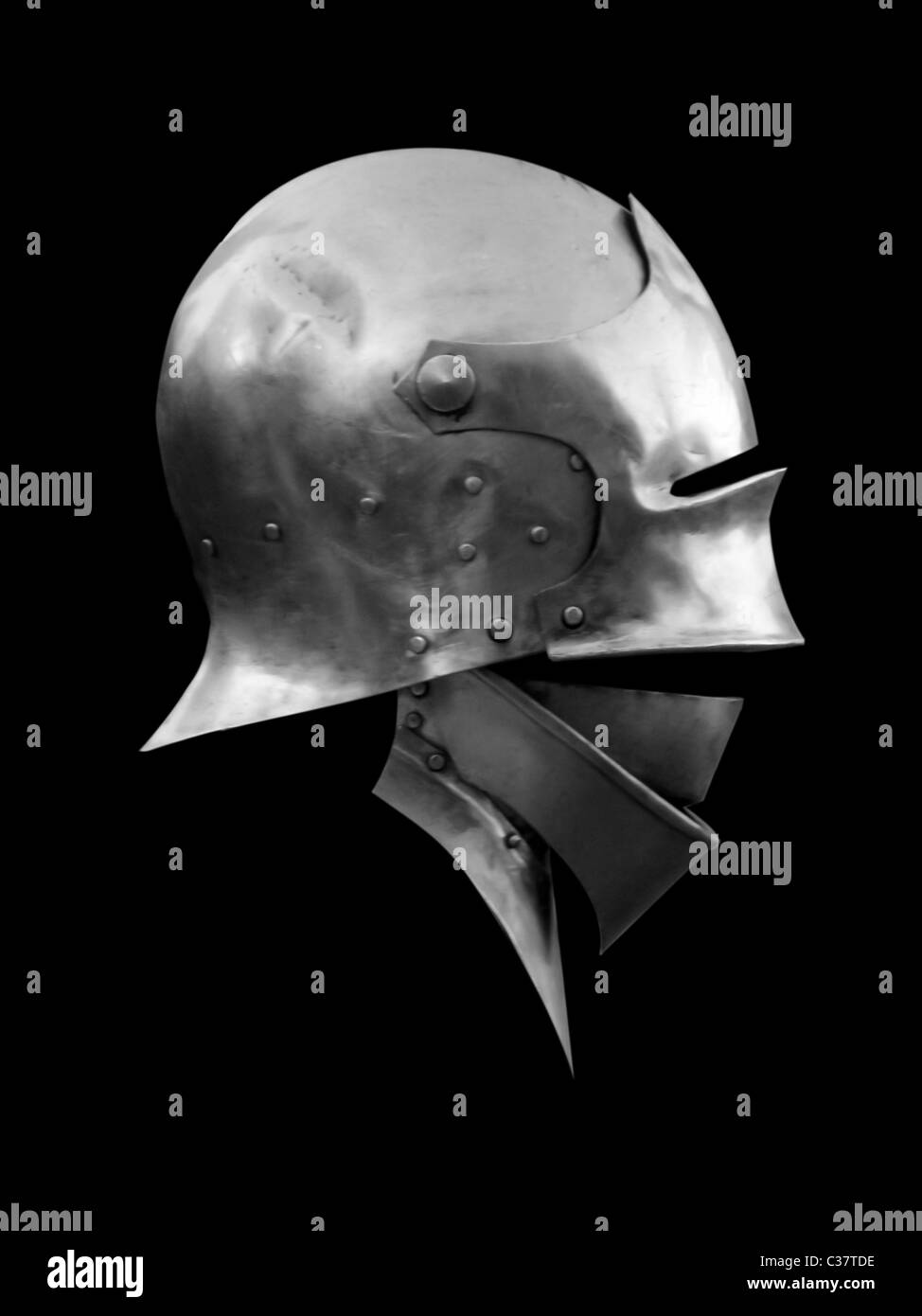 Helm-Og-Ritter über schwarz Stockfoto