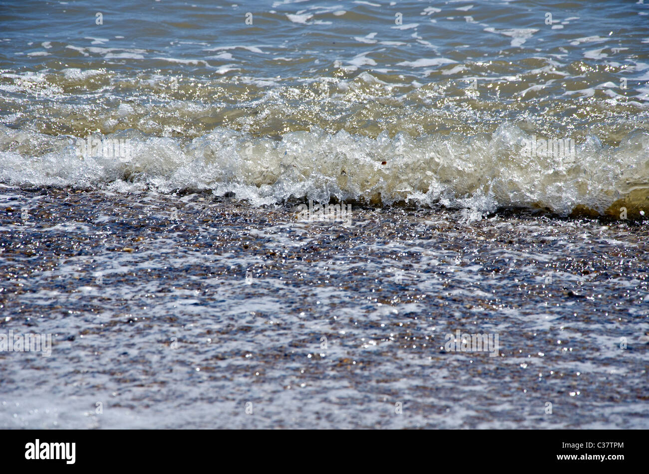Eine Nahaufnahme der Wellen am Strand Southend-on-Sea in Essex, Großbritannien Stockfoto